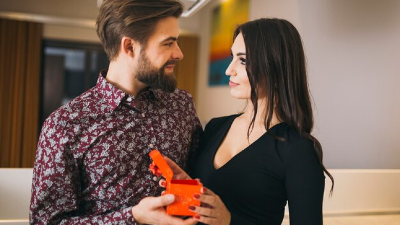 What Are the Most Thoughtful Anniversary Gifts for Your Wife to Show Your Appreciation?