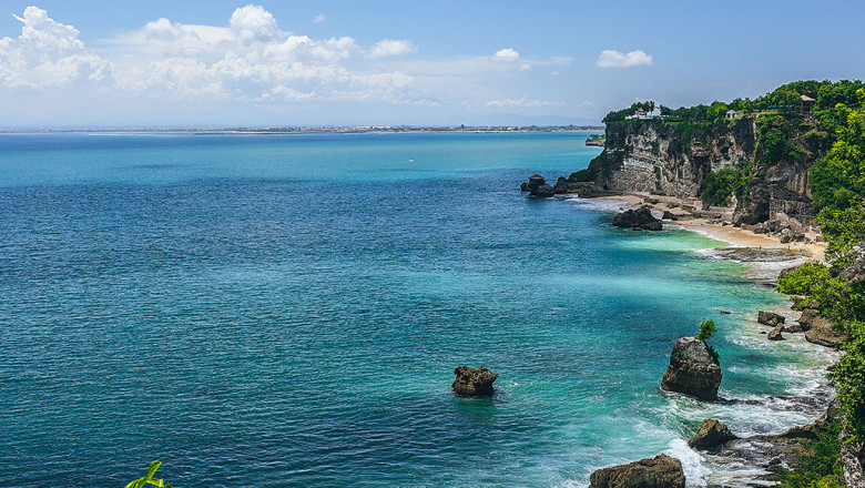 Discover the Beauty of Jimbaran Bay Beach in Bali