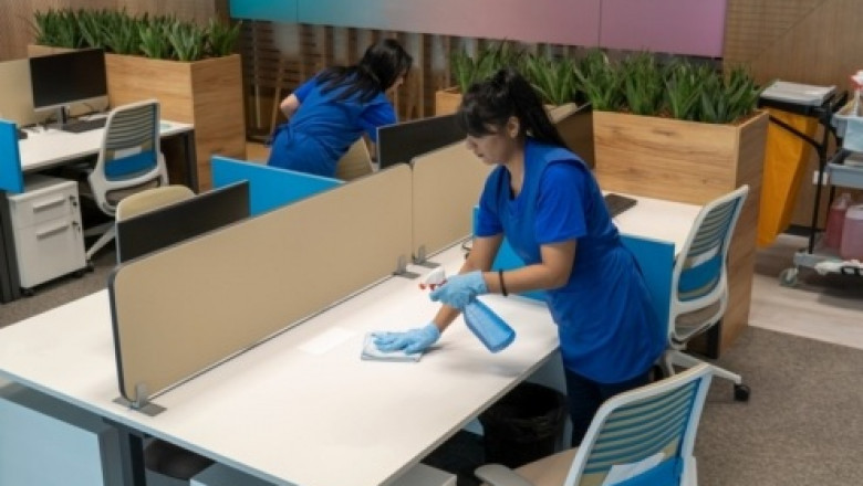 What Are the Key Differences Between Daytime and Nighttime Office Cleaning?